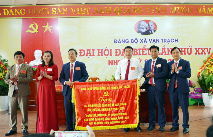 Đồng chí Bí thư Đảng bộ huyện Bố Trạch Đinh Hữu Thành tặng bức trướng chúc mừng đại hội. 