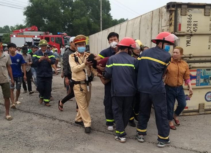 Lực lượng Công an Quảng Bình  kịp thời giải cứu hai lái và phụ xe bị mắc kẹt trong cabin đi cấp cứu sau tai nạn.