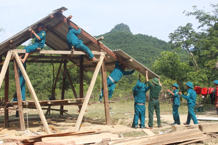 Ban CHQS huyện Lệ Thủy huy động lực lượng giúp dân làm nhà. 