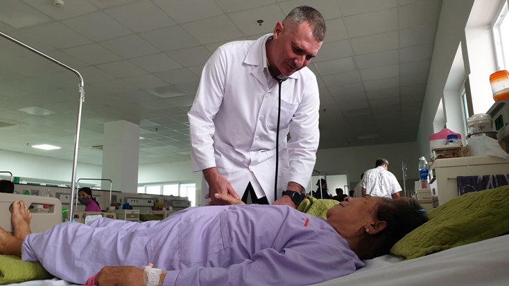 Chuyên gia y tế Cuba Piter Martinez Benitez đã có gần 3 năm làm việc tại Quảng Bình.