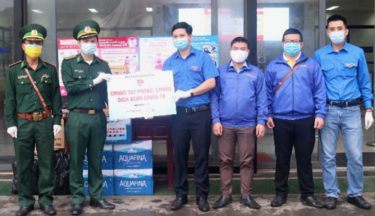Tỉnh đoàn Quảng Bình trao tặng nhu yếu phẩm cho Đồn biên phòng cửa khẩu quốc tế Cha Lo, chung tay phòng chống dịch bệnh Covid-19.