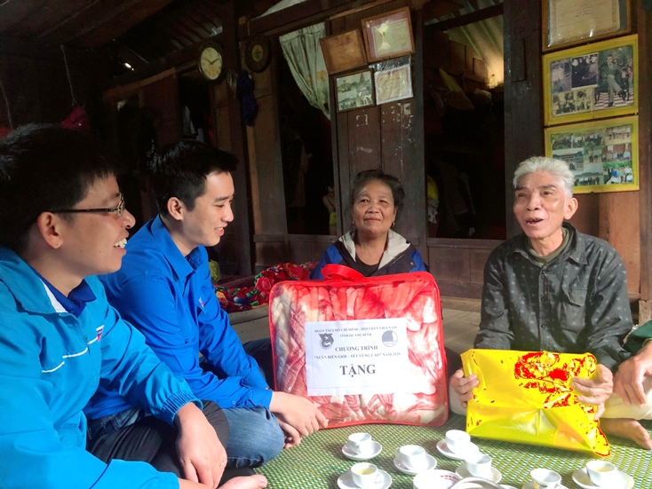 Lực lượng ĐVTN thăm và tặng quà các già làng, trưởng bản ở huyện Minh Hóa.