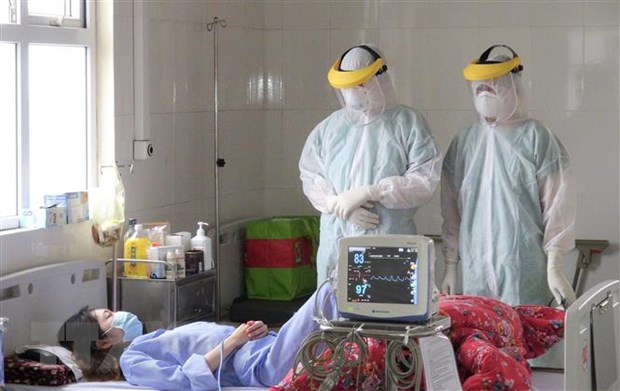 Các bác sỹ theo dõi diễn biến sức khỏe bệnh nhân nhiễm COVID-19 tại Bệnh viện bệnh lý hô hấp cấp tính số 2 (thành phố Hạ Long). (Ảnh: TTXVN phát)