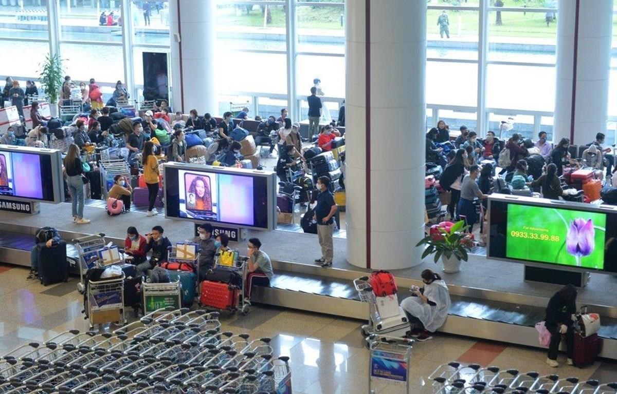  Hành khách tại sân bay quốc tế Nội Bài. (Ảnh: Hoàng Anh/Vietnam+)
