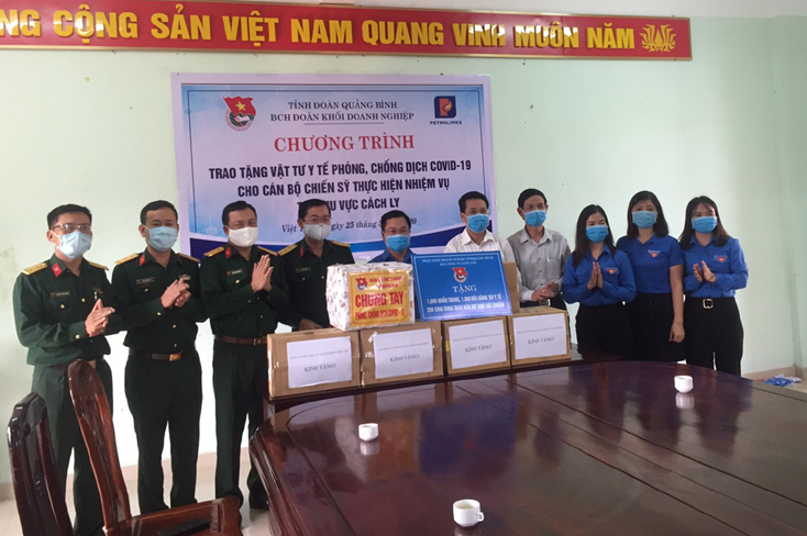 Đoàn Khối Doanh nghiệp tỉnh trao tặng vật tư y tế cho cán bộ, chiến sĩ Trung đoàn 996, Thị trấn Nông trường Việt Trung.