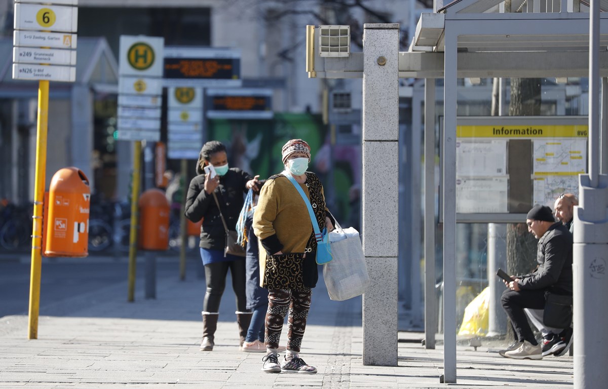 Người dân đeo khẩu trang phòng lây nhiễm COVID-19 tại Berlin, Đức, ngày 23/3/2020. (Nguồn: AFP/TTXVN)