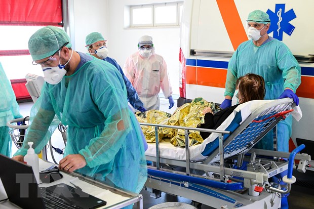  Nhân viên y tế chăm sóc bệnh nhân nhiễm COVID-19 tại một bệnh viện ở Lombardy, Italy ngày 17/3/2020. (Nguồn: AFP/TTXVN)