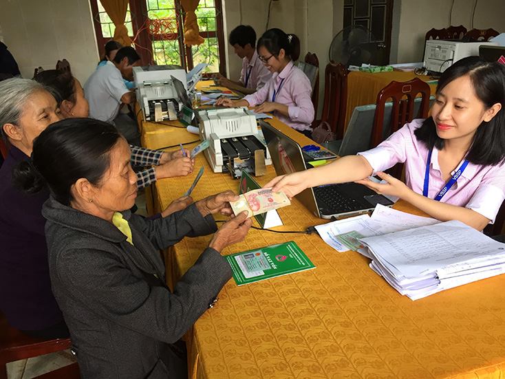 Cán bộ PGD NHCSXH huyện Quảng Trạch hỗ trợ người dân tiếp cận vốn vay từ chương trình cho vay giải quyết việc làm.