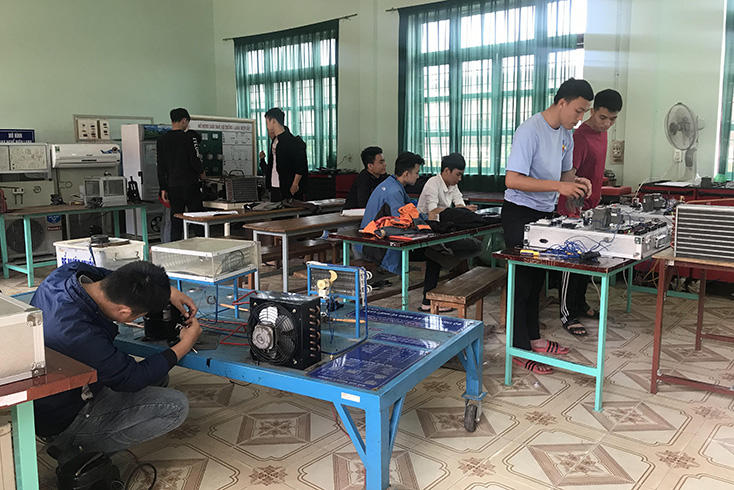 Giờ học thực hành điện của HSSV Trường cao đẳng nghề Quảng Bình