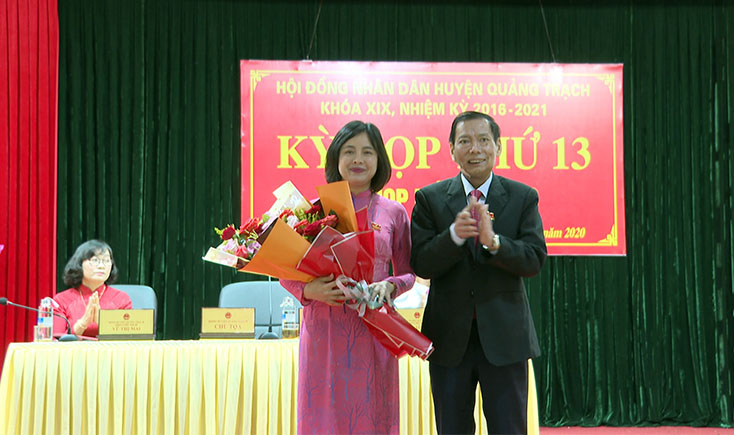 Đồng chí Đậu Minh Ngọc, Chủ tịch HĐND huyện tặng hoa chúc mừng đồng chí Nguyễn Thị Ngọc Thủy, giữ chức vụ Phó Chủ tịch UBND huyện nhiệm kỳ 2016-2020.