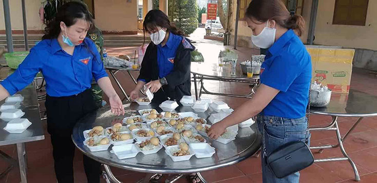 Đoàn viên thanh niên phường Quảng Long tham gia chuẩn bị thức ăn cho công dân tại khu cách ly.