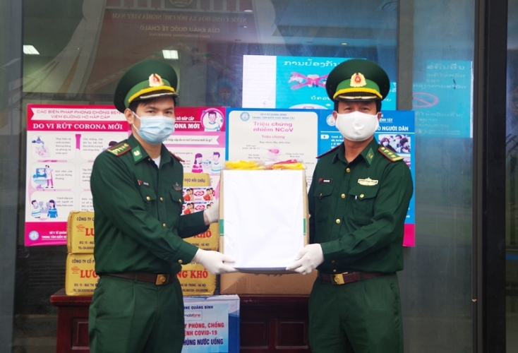 Đoàn công tác Bộ chỉ huy BĐBP Quảng Bình trao tặng dụng cụ y tế phục vụ phòng chống dịch cho Đồn Biên phòng CKQT Cha Lo.
