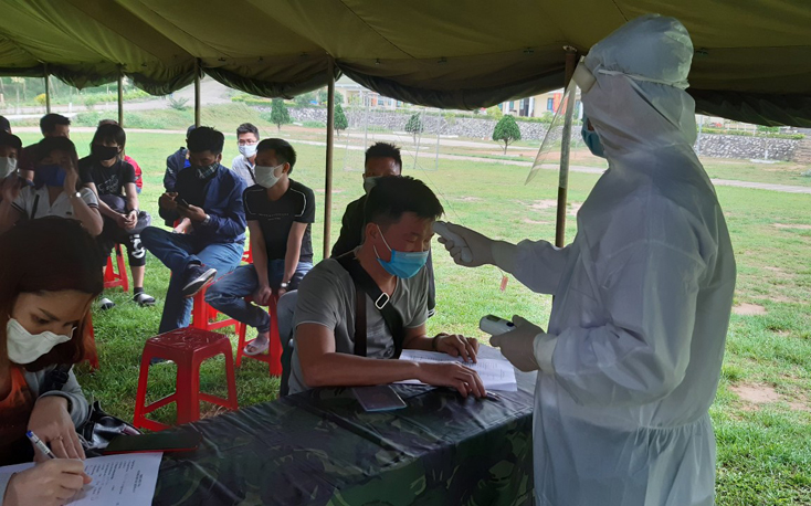 Kiểm tra y tế chặt chẽ trước khi đưa công dân nhập cảnh vào các khu cách ly tập trung của tỉnh Quảng Bình. 