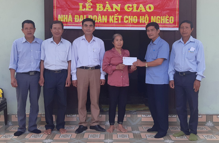 Ủy ban MTTQ Việt Nam huyện Lệ Thủy bàn giao nhà “Đại đoàn kết” cho người dân trên địa bàn huyện