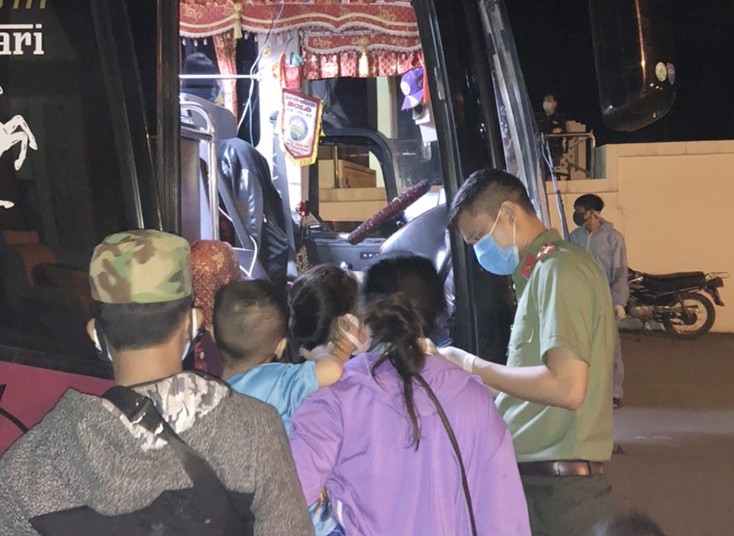 Lực lượng Công an Quảng Bình trắng đêm làm thủ tục nhập cảnh và phân luồng ngay tại Cửa khẩu quốc tế Cha Lo để người dân về khu cách ly tập trung được an toàn, thuận lợi.