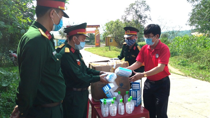  Hội Chữ thập đỏ tặng khẩu trang và dung dịch sát khuẩn cho Trung đoàn BB 996