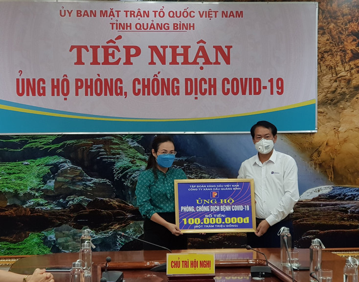 Đồng chí Chủ tịch Ủy ban MTTQVN tỉnh Phạm Thị Hân tiếp nhận số tiền ủng hộ 100 triệu đồng phòng, chống dịch Covid-19 từ Công ty Xăng dầu Quảng Bình 