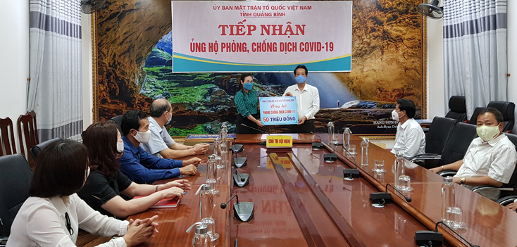 Đồng chí Chủ tịch Ủy ban MTTQVN tỉnh Phạm Thị Hân tiếp nhận số tiền ủng hộ 50 triệu đồng từ Công ty Xổ số Kiến thiết Quảng Bình