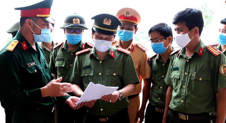Đại tá Bùi Quang Thanh, Phó Giám đốc Công an tỉnh chỉ đạo công tác phòng, chống dịch Covid-19 tại Cửa khẩu quốc tế Cha Lo.