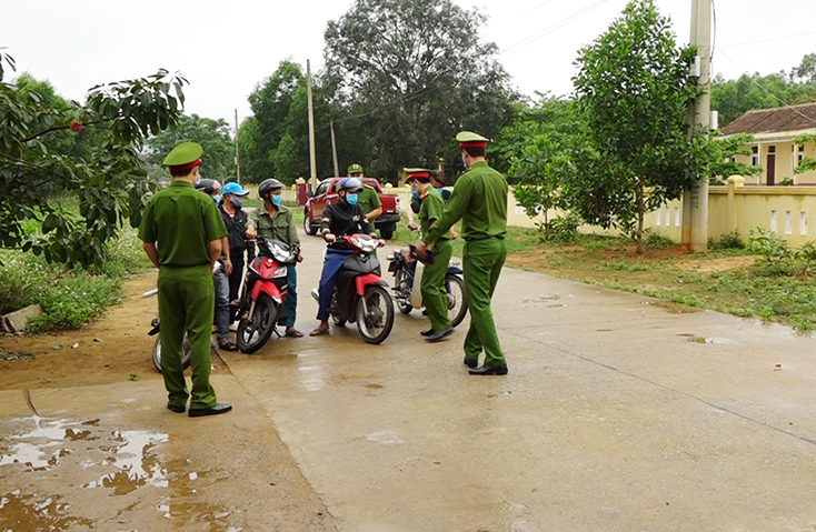Công an thị trấn Nông trường Việt Trung bố trí lập chốt kiểm soát người, phương tiện qua lại gần khu vực cách ly để bảo đảm ANTT.