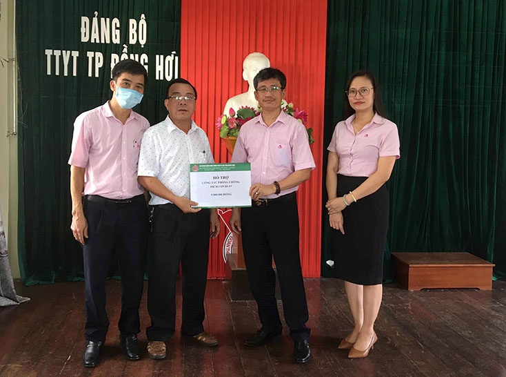 Công đoàn Ngân hàng CSXH tỉnh trao tiền hỗ trợ cho Trung tâm Y tế TP. Đồng Hới.