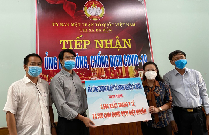 Bà Phạm Thị Hân, Ủy viên Ban Thường vụ Tỉnh ủy, Chủ tịch Ủy ban MTTQVN tỉnh tiếp nhận hỗ trợ của báo Công thương.