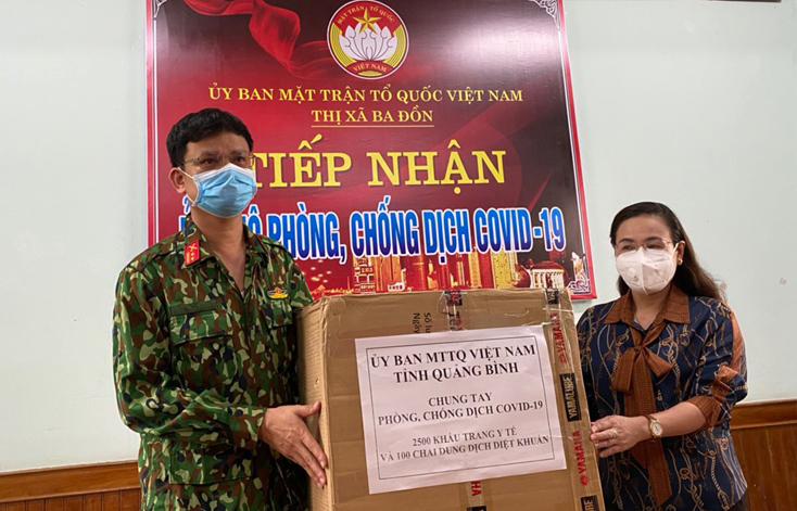 Bà Phạm Thị Hân, Ủy viên Ban Thường vụ Tỉnh ủy, Chủ tịch Ủy ban MTTQVN tỉnh trao tặng trang thiết bị y tế cho các đơn vị trực tiếp làm nhiệm vụ phòng chống dịch bệnh trên địa bàn tỉnh. 