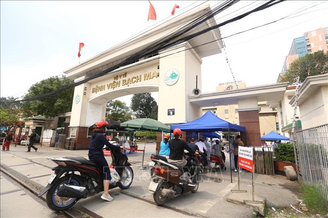  Tại cổng số 1 Bệnh viện Bạch Mai mọi hoạt động vẫn bình thường, người dân khi vào cổng sẽ được đo kiểm tra thân nhiệt và sát khuẩn tay. Ảnh: Minh Quyết/TTXVN
