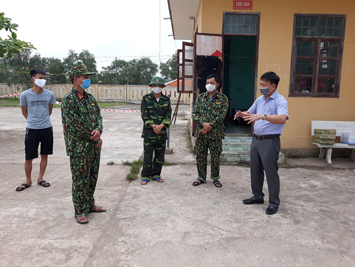 Đại diện lãnh đạo Trung tâm Kiểm soát bệnh tật Quảng Bình trao đổi về công tác phòng chống dịch Covid-19 với các chiến sỹ làm nhiệm vụ tại khu cách ly tập trung