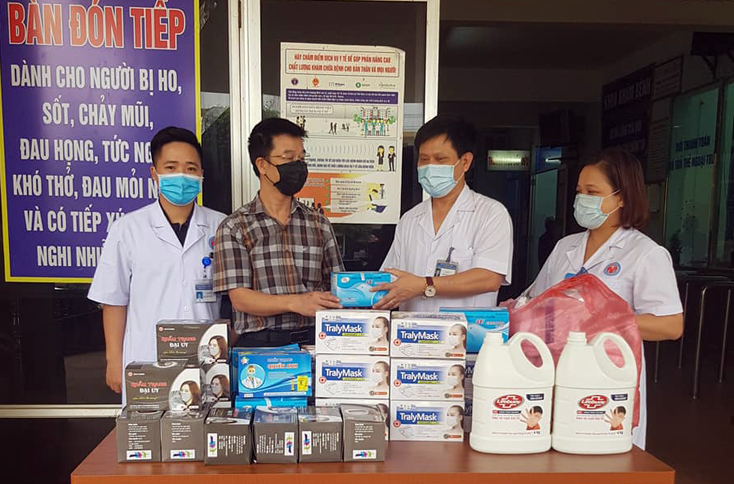 Thay mặt các mạnh thường quân, nhà báo Dương Sông Lam trao khẩu trang y tế cho các y, bác sỹ tuyến đầu chống dịch Covid-19.