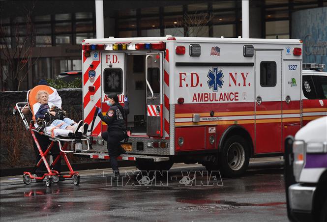 Nhân viên y tế chuyển một bệnh nhân có dấu hiệu sốt tới bệnh viện ở thành phố New York, Mỹ ngày 23-3-2020. Ảnh: AFP/TTXVN