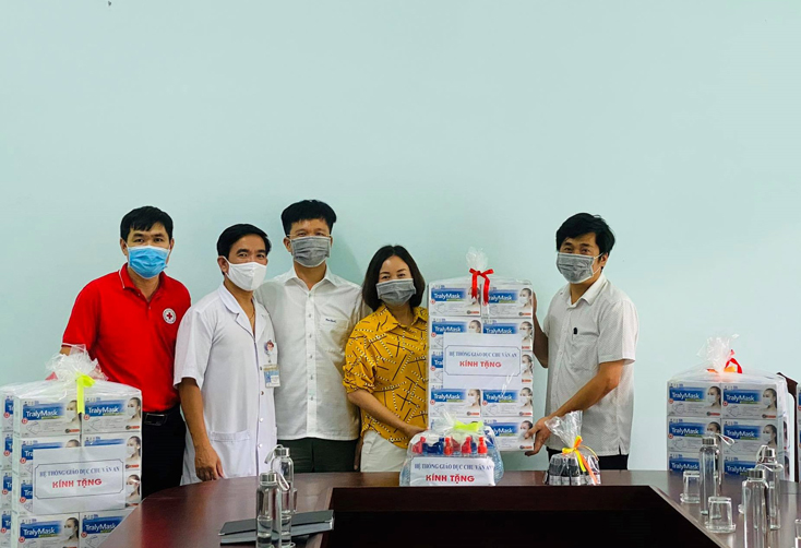 Đại diện hệ thống giáo dục Chu Văn An Bà Đặng Thị Trà tặng khẩu trang cho Bệnh viên đa khoa huyện Lệ Thủy.