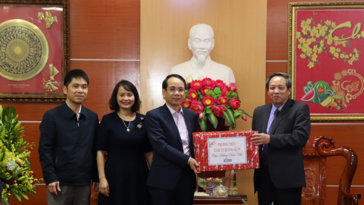  Đồng chí Bí thư Tỉnh ủy Hoàng Đăng Quang đến thăm, tặng quà và động viên cán bộ, nhân viên Sở Tài chính triển khai thực hiện kế hoạch công tác năm 2020. 