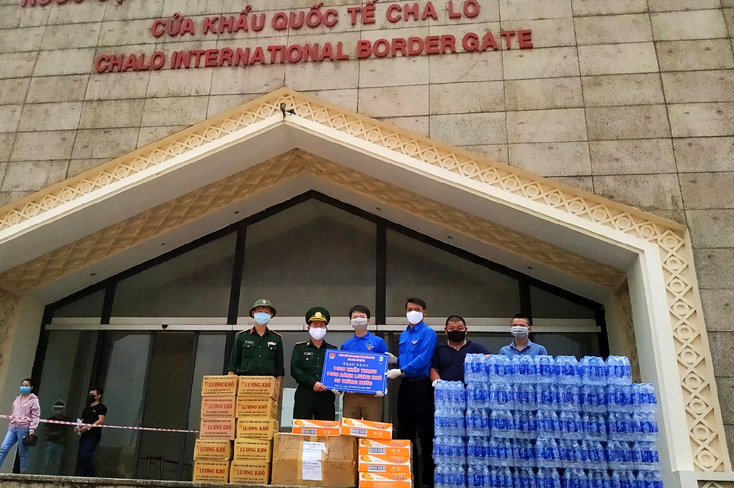Chi đoàn Sở Nội vụ, Đoàn Khối các cơ quan tỉnh trao quà hỗ trợ cho các cán bộ, chiến sĩ tại cửa khẩu quốc tế Cha Lo.