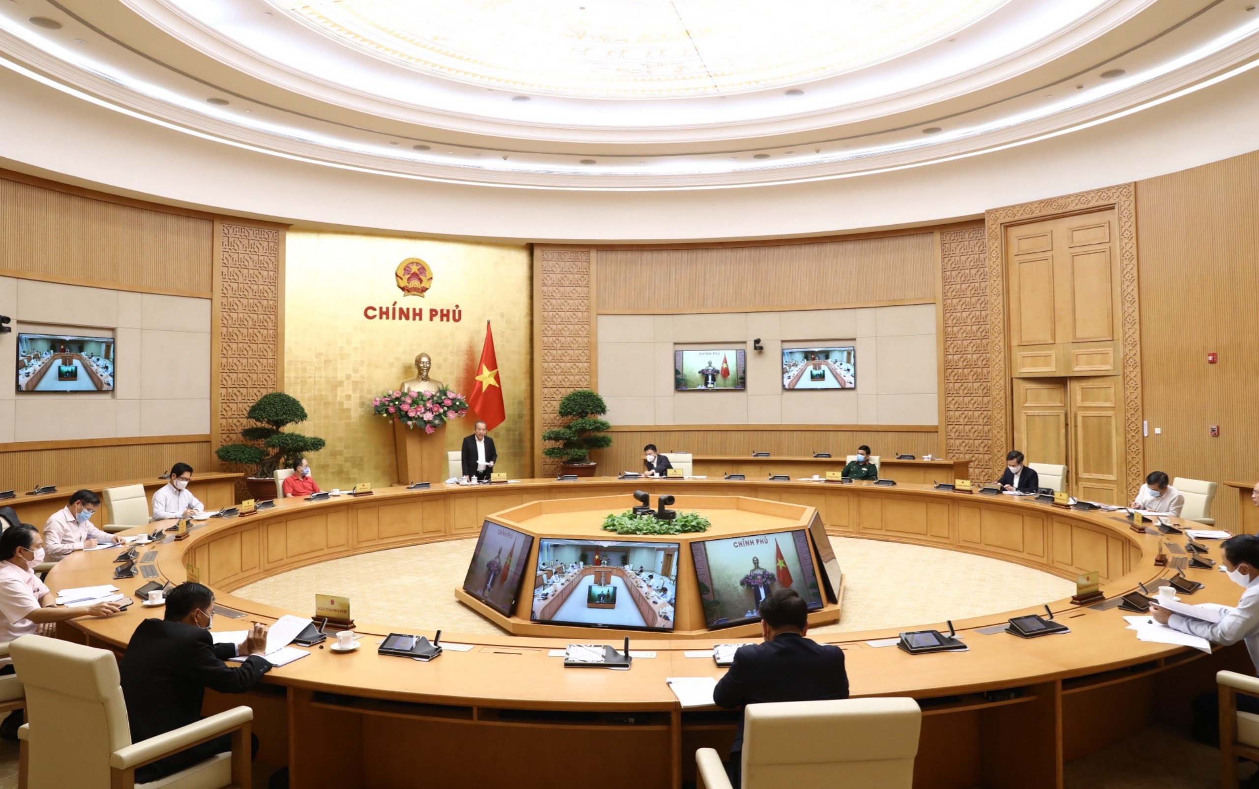 Phó Thủ tướng Thường trực quán triệt, giao nhiệm vụ cho Tổ công tác, chiều 28-3 tại Trụ sở Chính phủ. Ảnh: VGP/ Lê Sơn