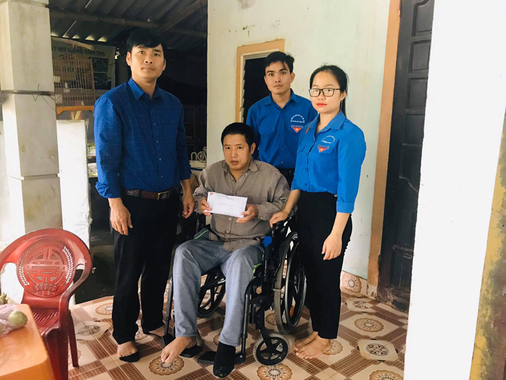 Đoàn Trường THPT Lê Quý Đôn trao hơn 37 triệu đồng quyên góp được giúp gia đình HS Lê Thị Hồng Nhung.
