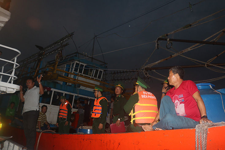  Cán bộ, chiến sỹ BĐBP tỉnh tuyên truyền PBGDPL cho ngư dân tuyến biên giới biển. 