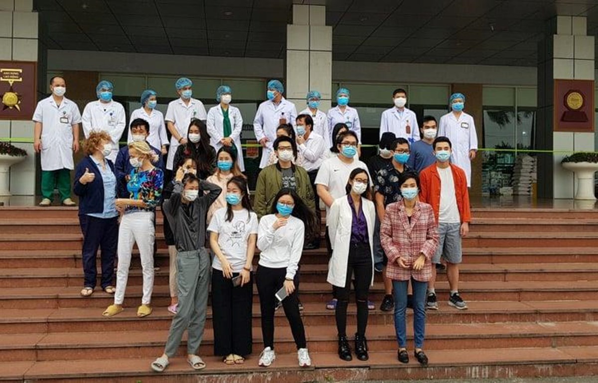 Niềm vui của 27 bệnh nhân khi được các bác sĩ chữa khỏi bệnh ngày 30-3. (Ảnh: PV/Vietnam+)