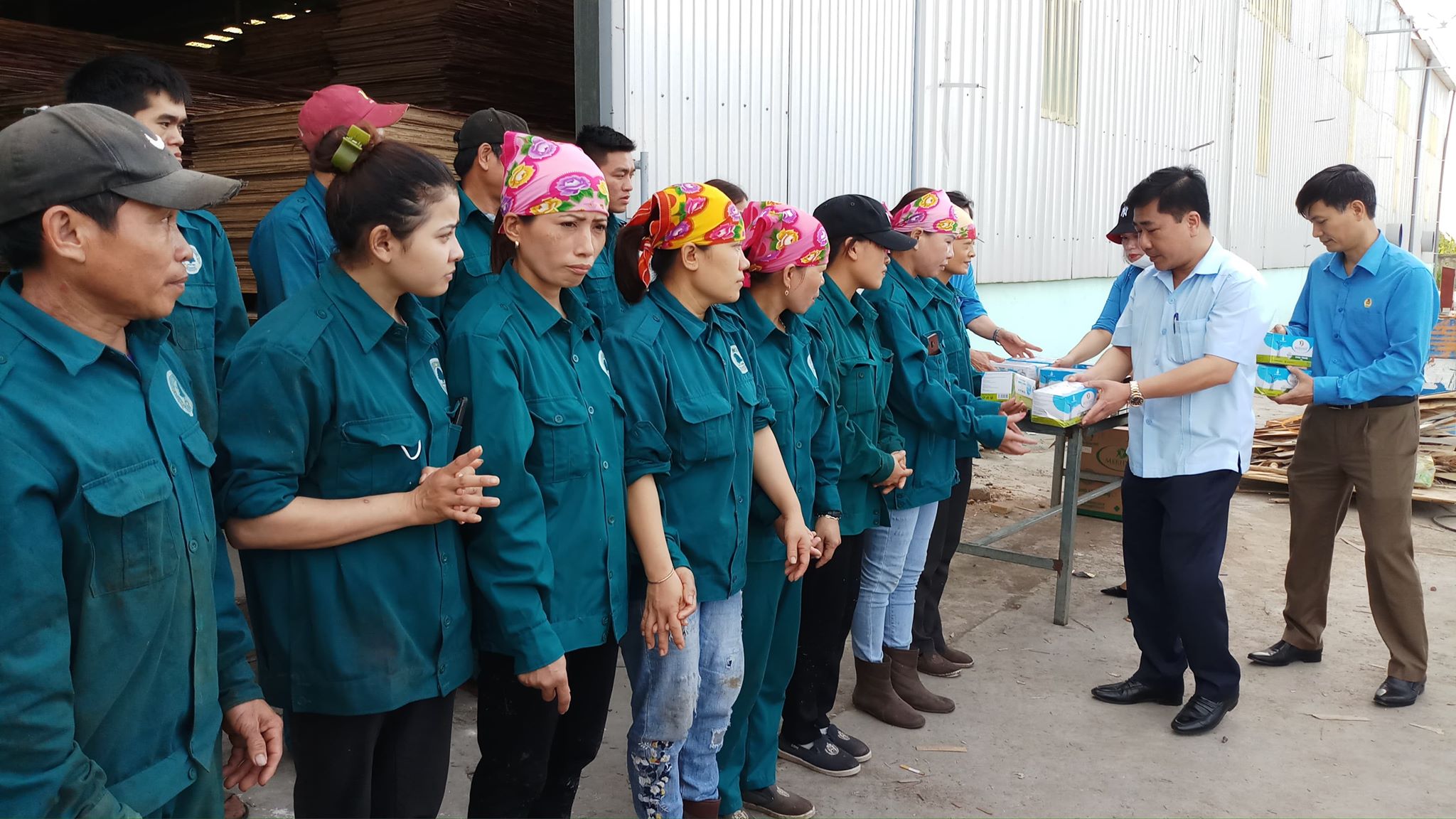 Lãnh đạo LĐLĐ tỉnh tặng khẩu trang y tế cho công nhân lao động.