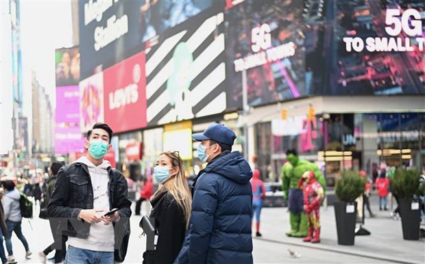 Người dân đeo khẩu trang nhằm ngăn chặn sự lây lan của dịch COVID-19 tại New York, Mỹ ngày 14-3 vừa qua. (Nguồn: AFP/TTXVN)