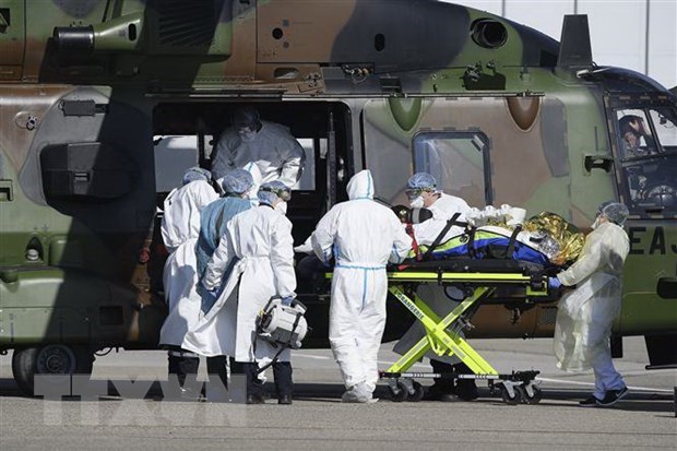 Nhân viên y tế chuyển bệnh nhân nhiễm COVID-19 lên máy bay trực thăng tại Strasbourg , Pháp, ngày 30-3-2020. (Nguồn: AFP/TTXVN)