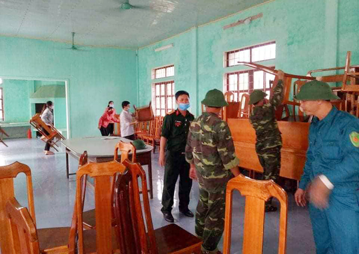 Lực lượng chức năng chuẩn bị cơ sở vật chất tại cơ sở cách ly tập trung tại Trung tâm Bồi dưỡng Chính trị huyện 