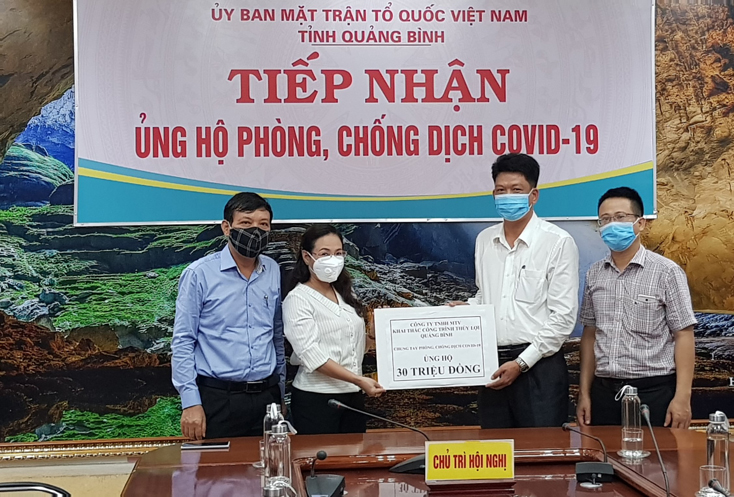 Đồng chí Chủ tịch Ủy ban MTTQVN tỉnh Phạm Thị Hân tiếp nhận số tiền ủng hộ 30 triệu đồng từ Công ty TNHH MTV Khai thác Thủy Lợi Quảng Bình
