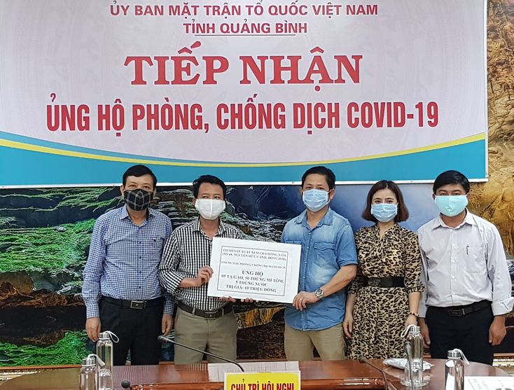 Đại diện Ban Thường trực Ủy ban MTTQVN tỉnh tiếp nhận ủng hộ nhu yếu phẩm từ cơ sở sản xuất Nem chả Hồng Năm