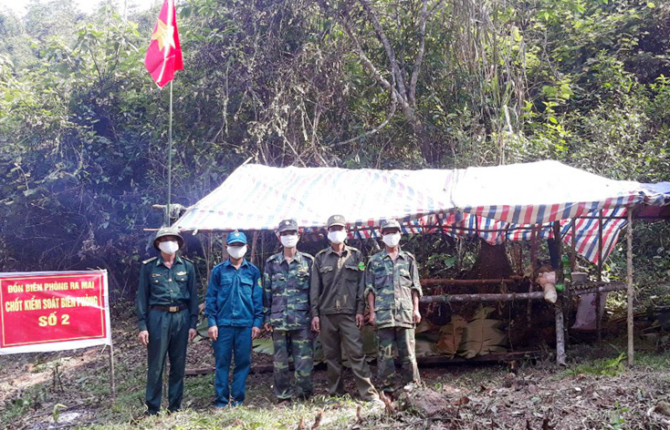 Các cán bộ BĐBP tại chốt kiểm soát biên phòng số 2, Đồn Biên phòng Ra Mai.
