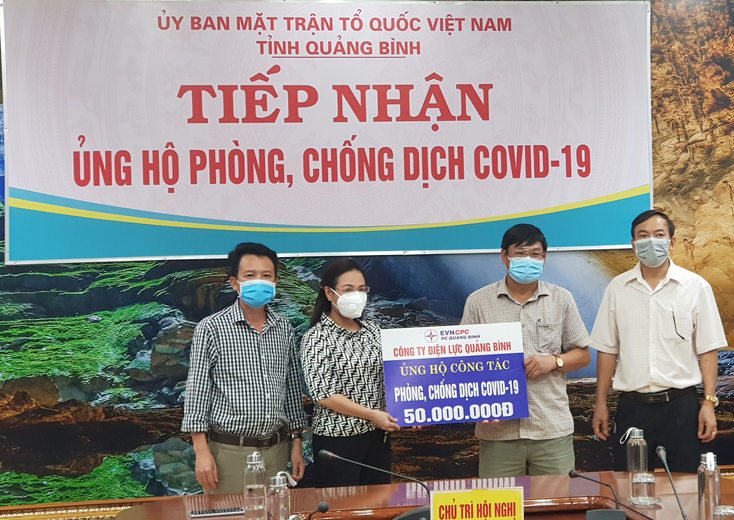 Đồng chí Chủ tịch Ủy ban MTTQVN tỉnh Phạm Thị Hân tiếp nhận số tiền ủng hộ 50 triệu đồng từ Công ty Điện lực Quảng Bình