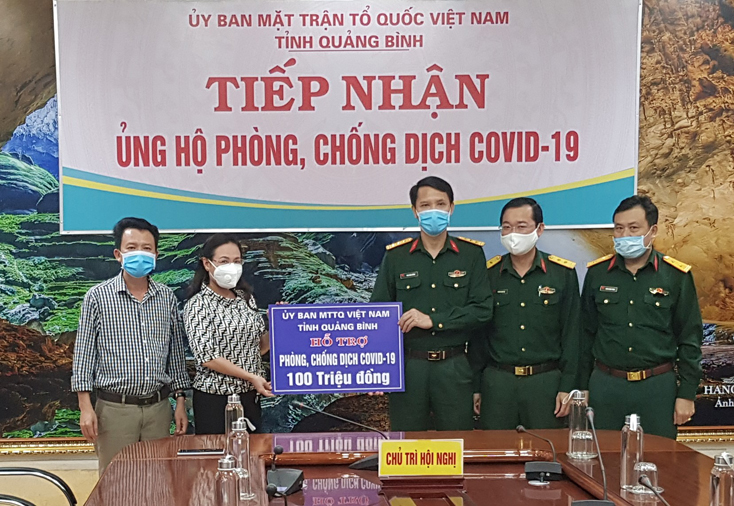 Đồng chí Chủ tịch Ủy ban MTTQVN tỉnh Phạm Thị Hân trao 100 triệu đồng hỗ trợ Bộ CHQS tỉnh