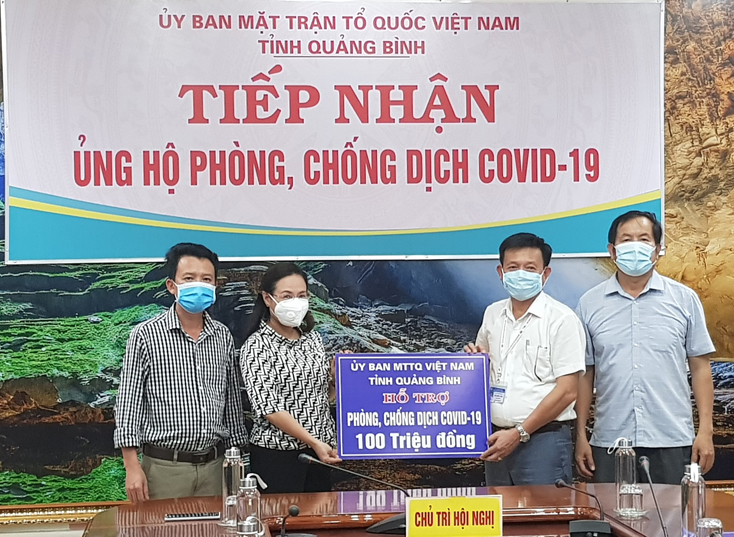 Đồng chí Chủ tịch Ủy ban MTTQVN tỉnh Phạm Thị Hân trao 100 triệu đồng hỗ trợ Trung tâm Kiểm soát bệnh tật tỉnh