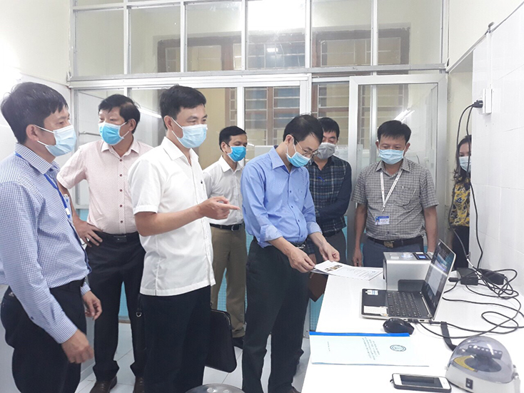 Cơ quan y tế kiểm tra quá trình vận hành của máy xét nghiệm SARS-COV-2
