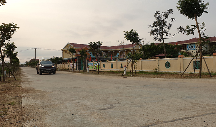 Nhiều đoạn đường giao thông nông thôn trên địa bàn xã Quảng Lộc được bê tông hóa bằng sự chung tay, góp sức của nhân dân. 